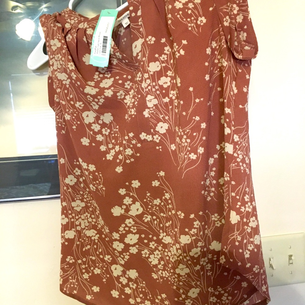 Never worn top Fun2Fun summer top size small.